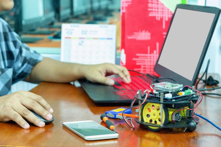 Jak zainstalować system Linux na Raspberry Pi – poradnik dla początkujących Środkowa sekcja inżyniera używającego laptopa przy biurku w biurze
