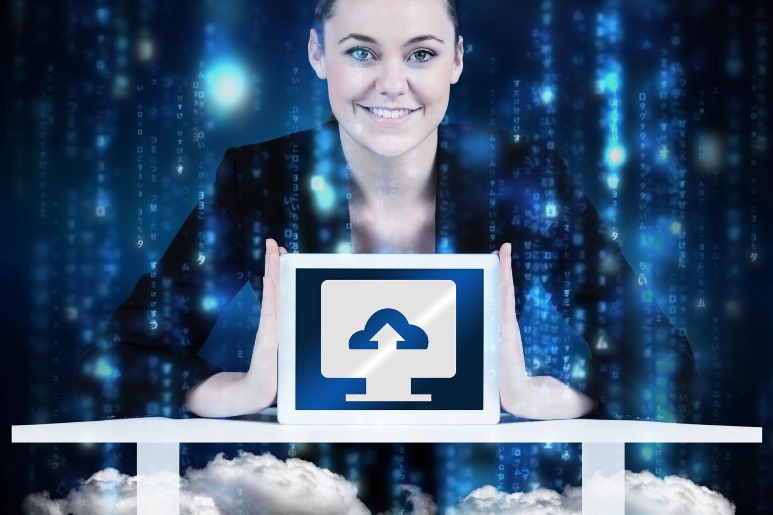 Bizneswoman siedzi przy biurku, pokazując tablet na tle spadających niebieskich niewyraźnych liter