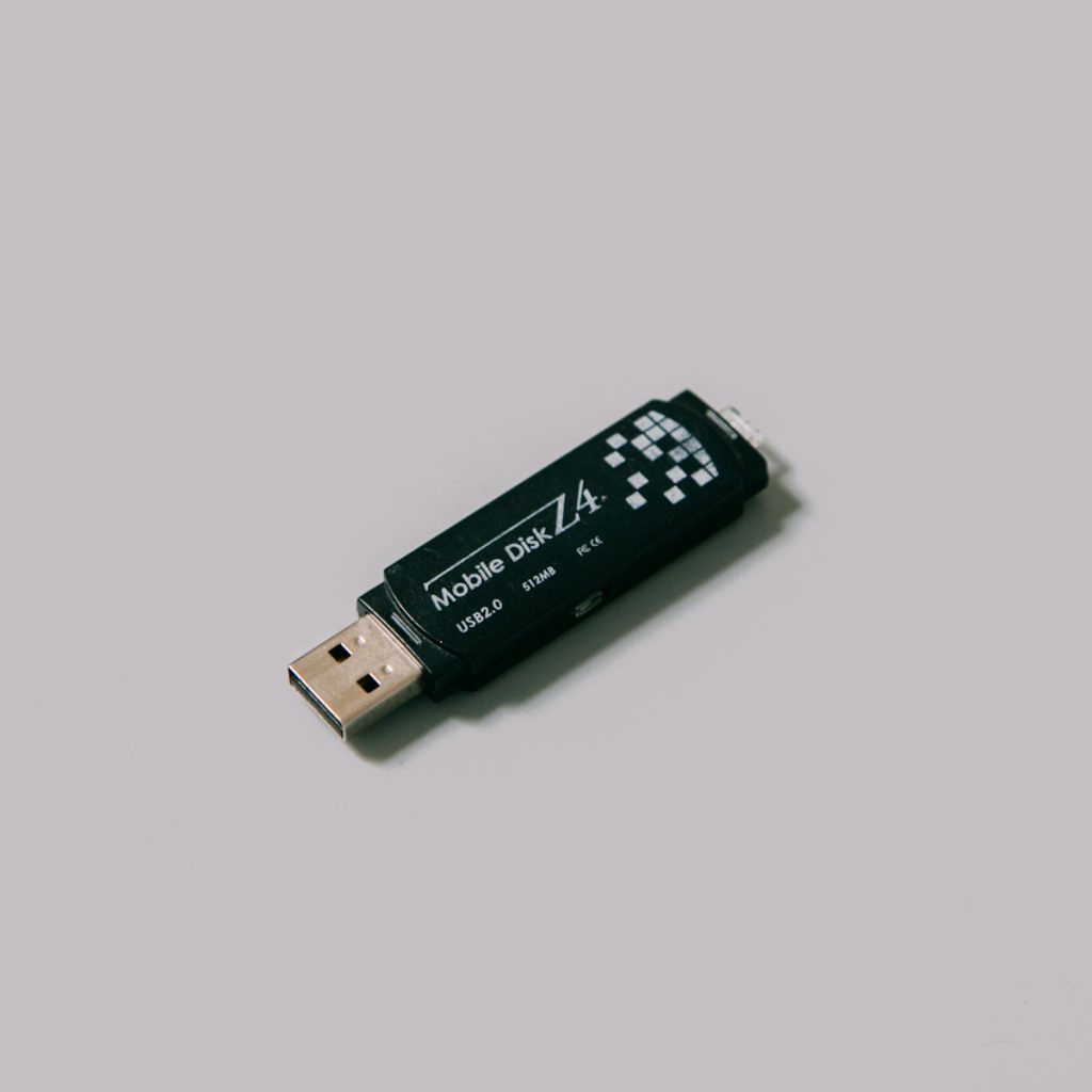 Jak zainstalować dystrybucję Linuksa za pomocą unetbootin? Tworzenie bootowalnego Live USB black usb flash drive on white surface