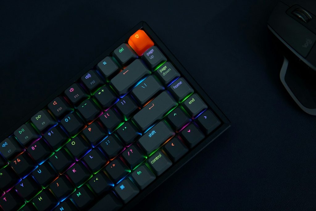 Jak naprawić brak polskich znaków na klawiaturze i uniknąć problemów w przyszłości? black and orange computer keyboard