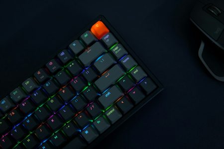 Jak naprawić brak polskich znaków na klawiaturze i uniknąć problemów w przyszłości? black and orange computer keyboard